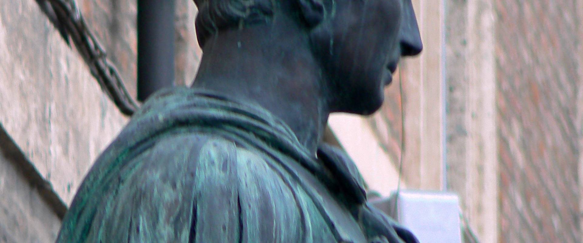 Rimini profilo statua di Giulio Cesare 2 foto di Paperoastro